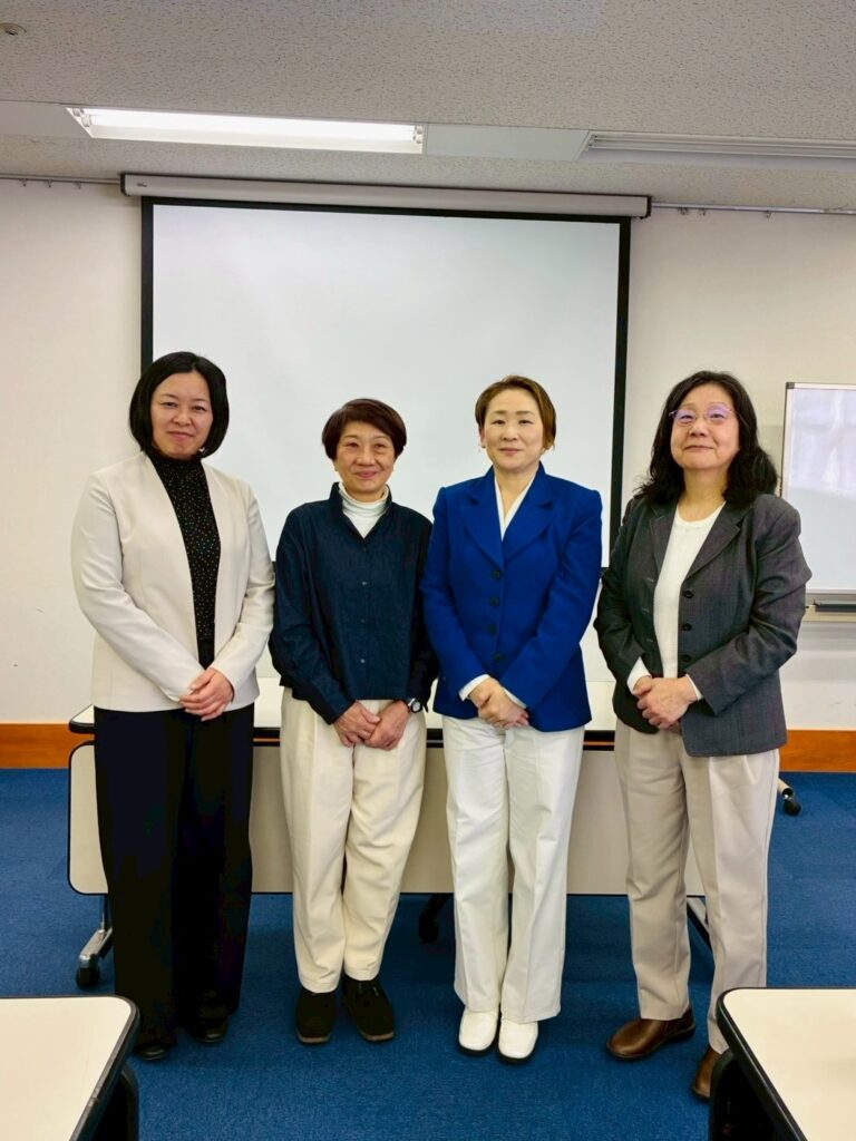 新四役:向かって右側から
渡辺総務部長、青木共同代表、竹中事務局長、長瀨競同代表